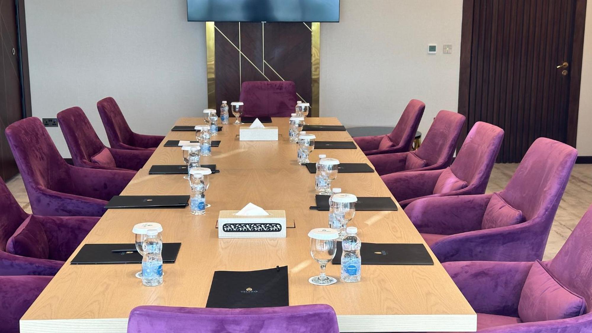 Velero Hotel Doha Lusail Exterior foto The boardroom of the National Bank of Oman