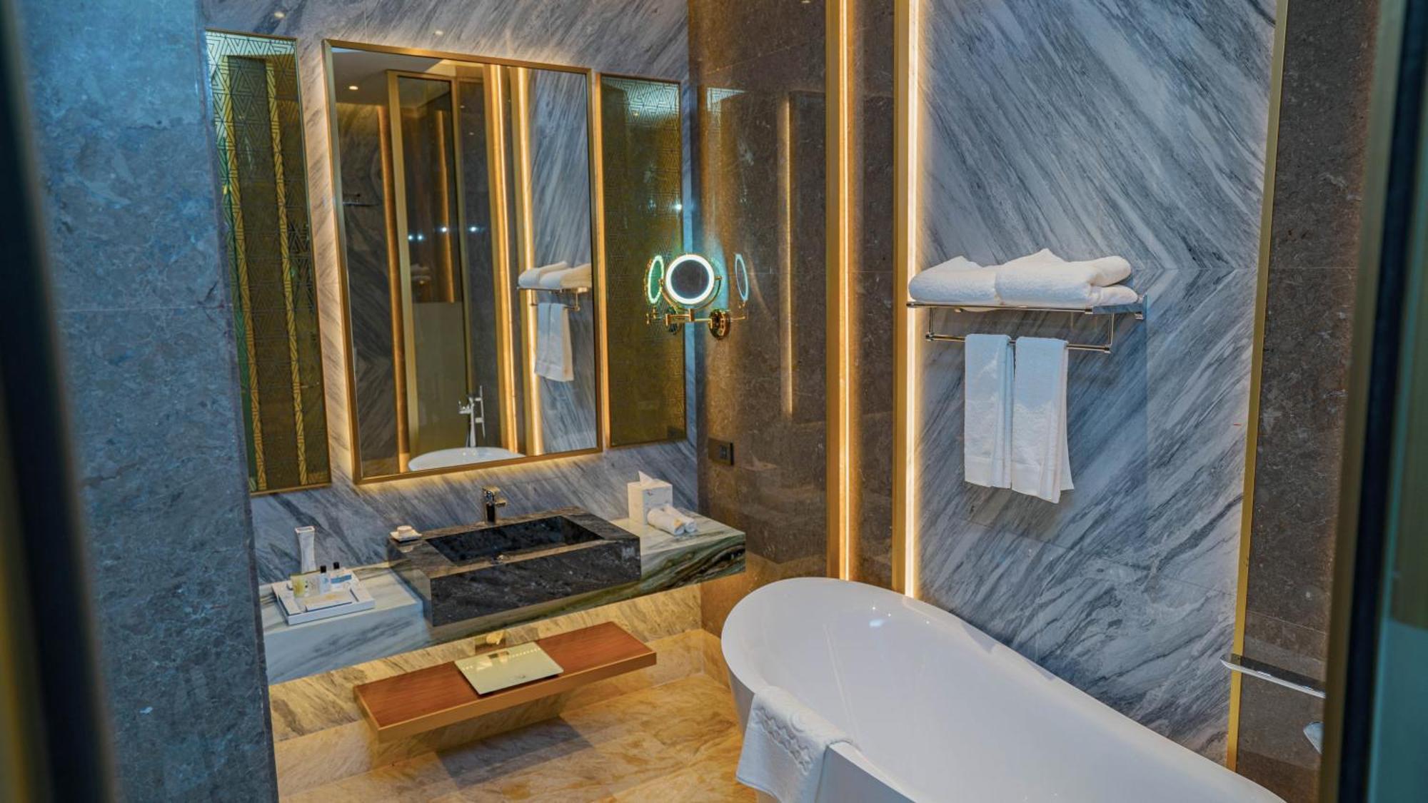Velero Hotel Doha Lusail Exterior foto Bathroom